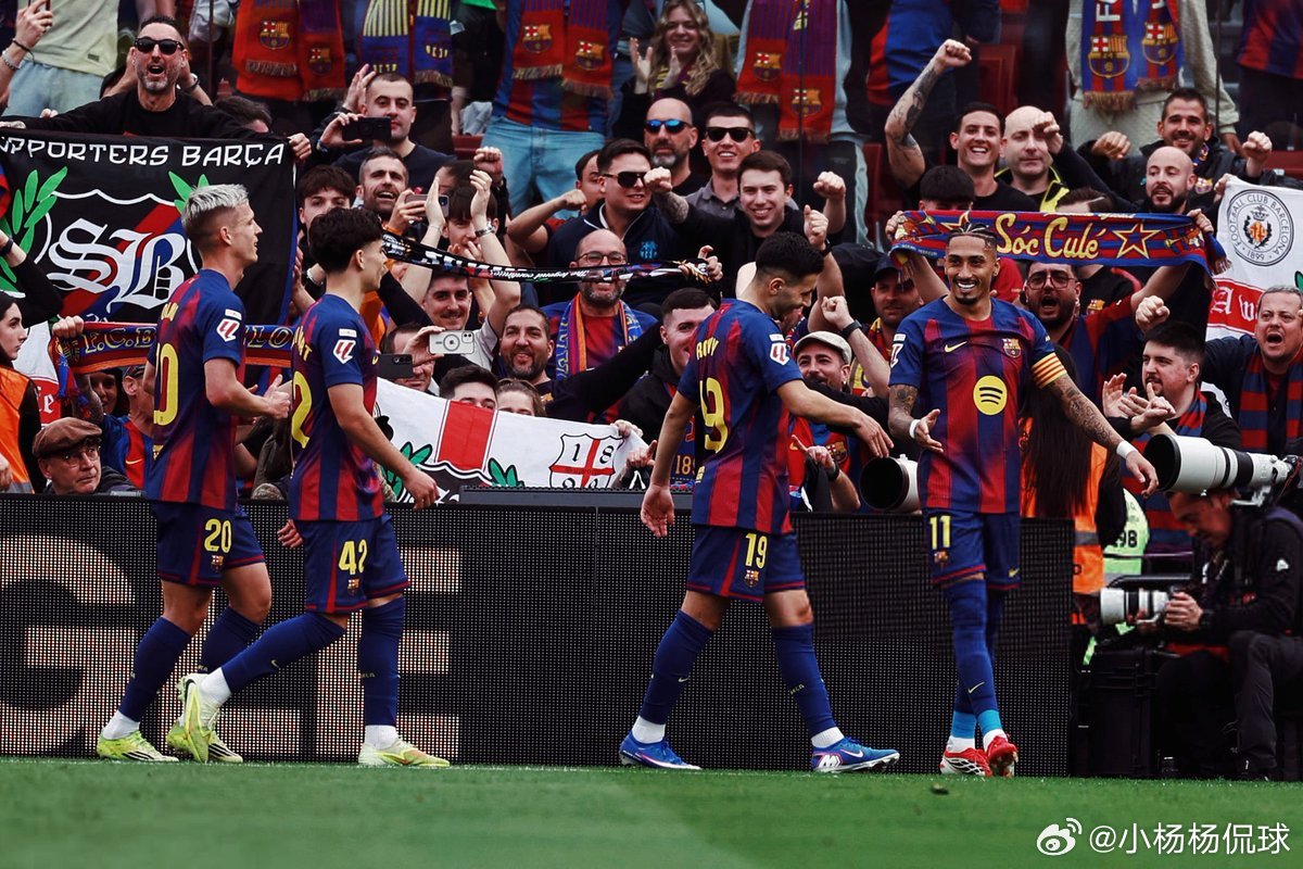 巴萨5比2塞维利亚火力拉满！巴萨5-2大胜塞维利亚，拉菲尼亚戴帽主导比赛巴萨主场