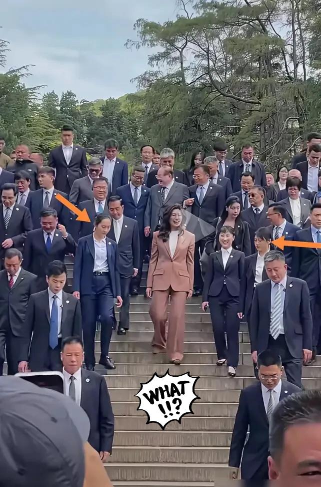 都说郑丽文身边的女保镖没用，392级台阶只顾低头看路，其实这才是顶级安保的真本事