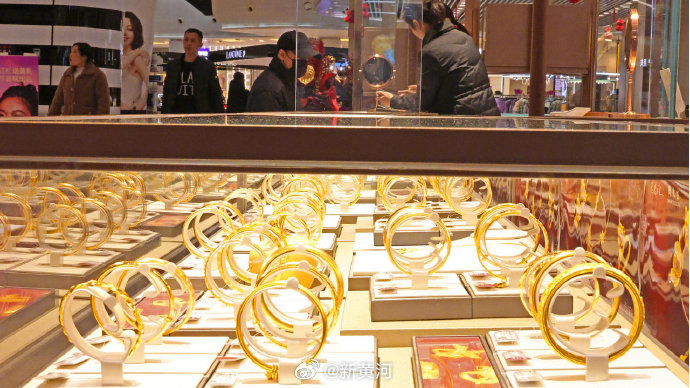 【#黄金回收价说话间就降了# 】#大爷卖黄金说话间亏800元# 国际黄金市场经历