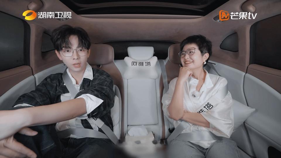 胡夏不介意被路人认成白举纲胡夏吃饭的时候被服务员错认成白举纲求签名，但是一点都没