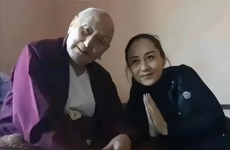 61岁李连杰和63岁利智合照流出，网友直呼：岁月不饶人啊！
哎哟喂，说起李连杰和