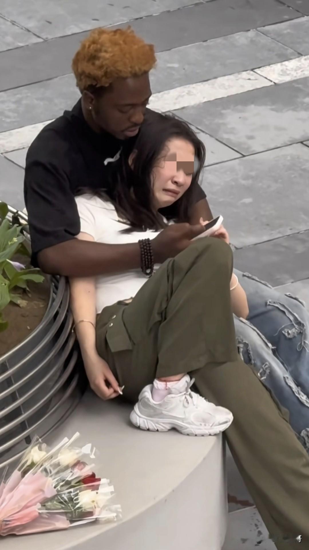 在异国男友怀里的时候，纵然哭的梨花带雨，也是那么的温柔，不发飙，不扔东西，不扭头