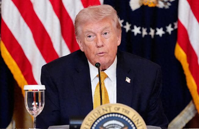 炸锅了！特朗普在白宫直接放“狠招”，直言美国真该考虑退出北约，眼看盟友全都装死不