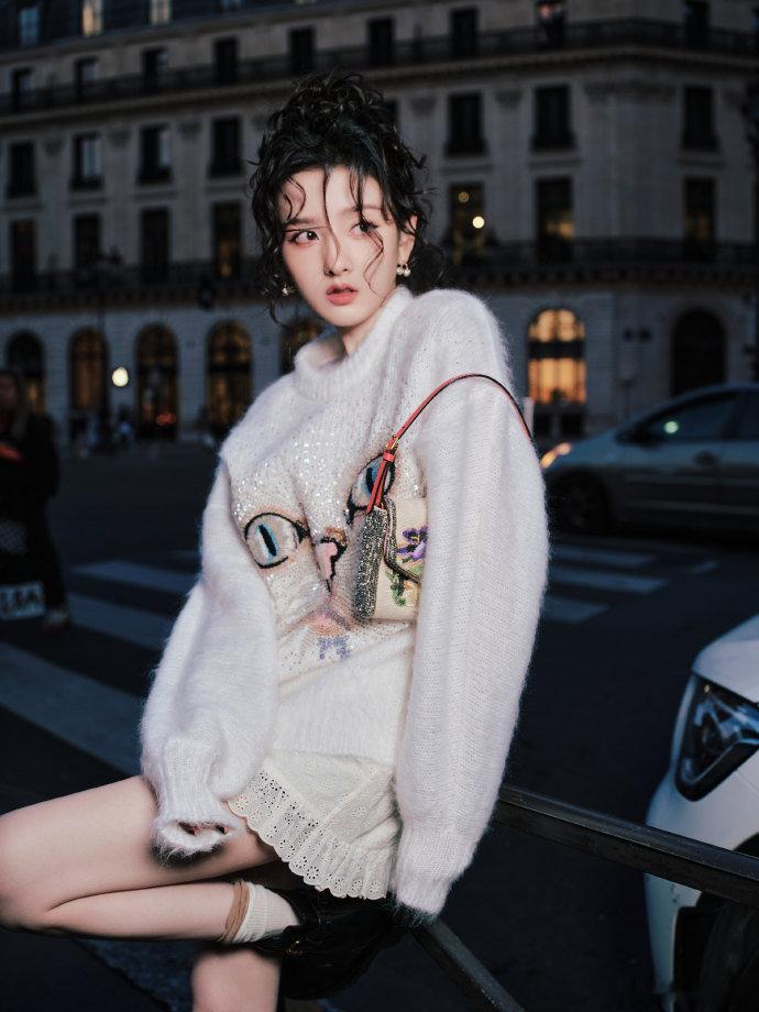 宋祖儿抱狗随拍宋祖儿小猫和小狗 宋祖儿抱狗随拍，宋祖儿小猫和小狗，谁懂这两个萌物