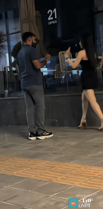 印度男子追越南女孩

越南女孩拒绝印度人的态度是非常坚决的，一言不发也一步不停，