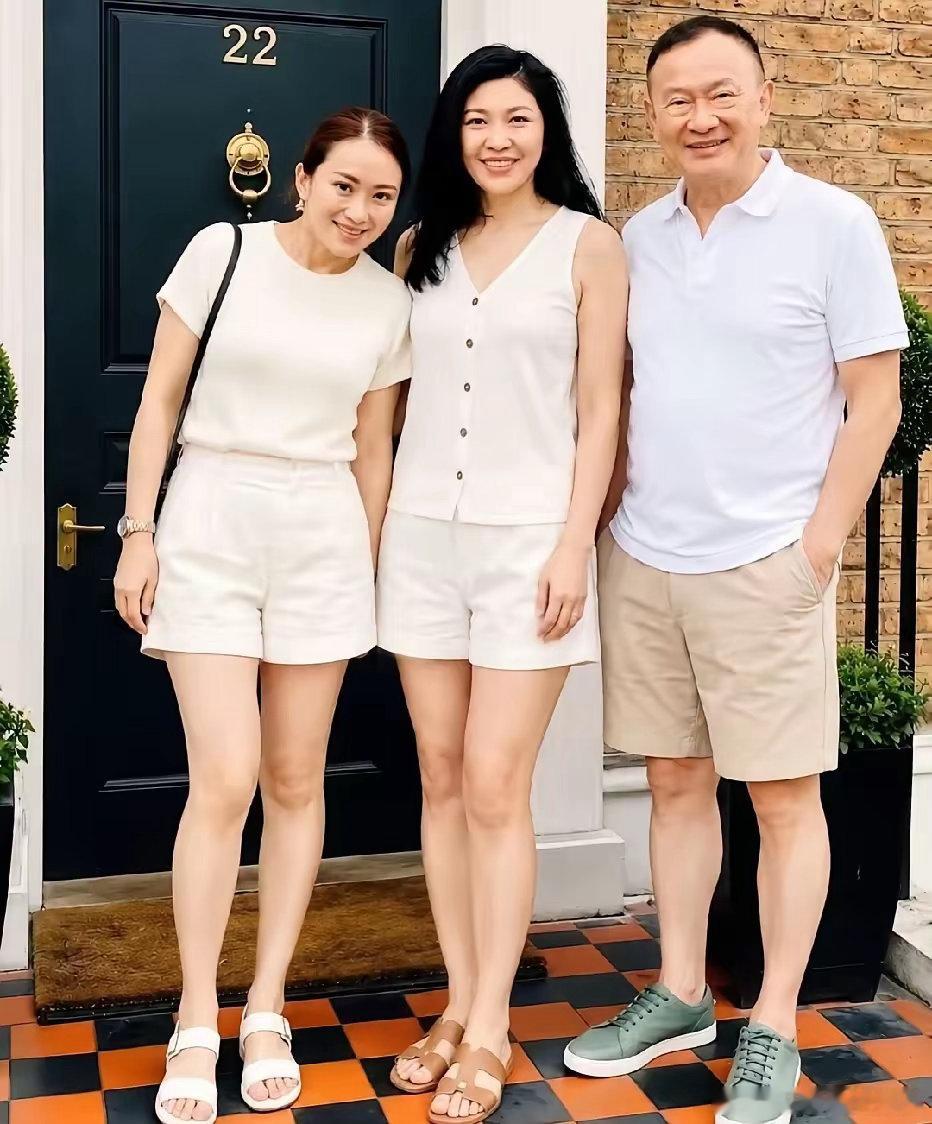 摄影人  窗外的景色。（图片来自网络分享）叔本华曾言 ：“穷人所要忍受的是痛苦，
