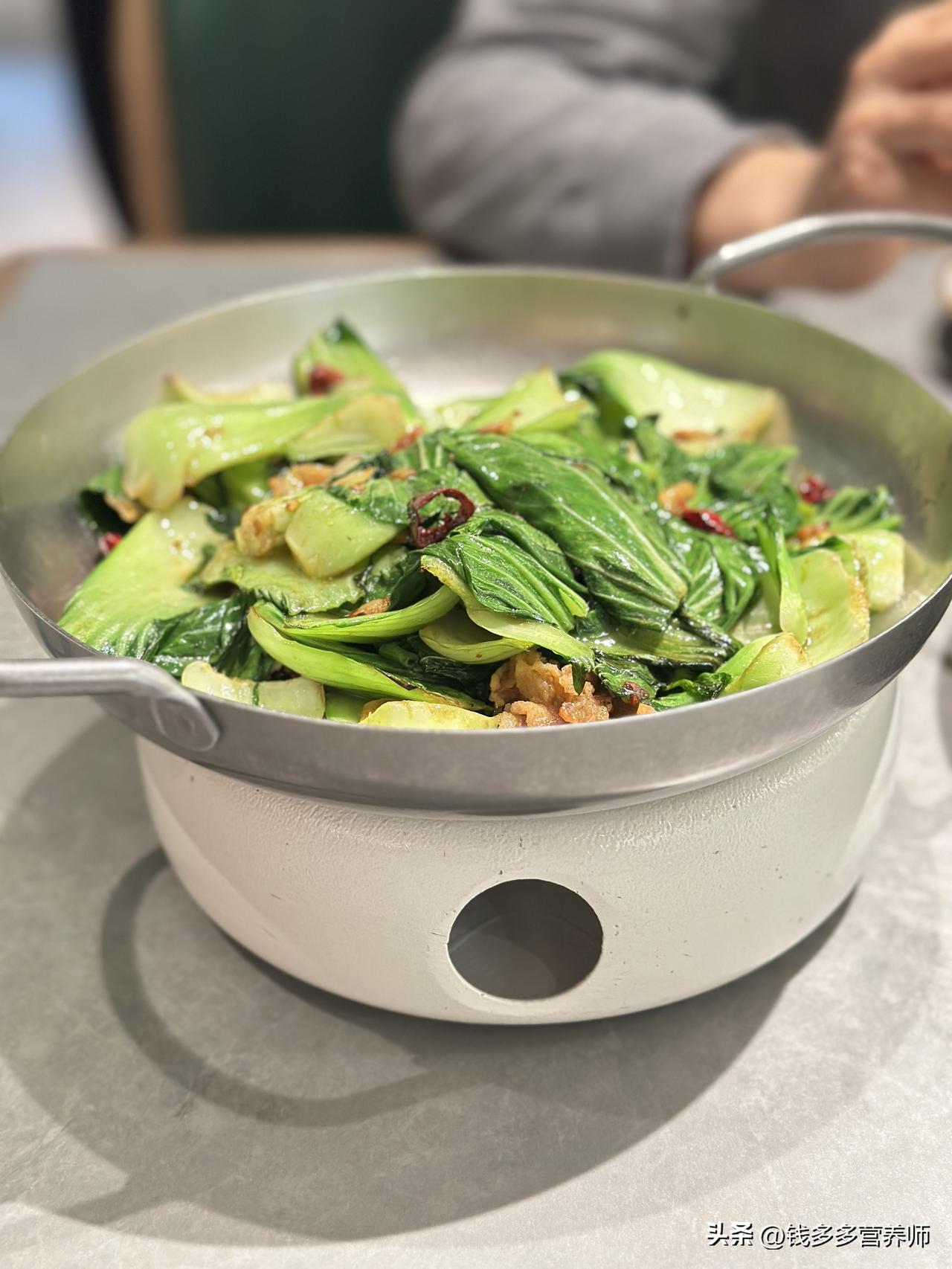 今天外食点了三道菜：酥鲫鱼、炒青菜、砂锅豆腐，这个搭配还不错吧～

先说酥鲫鱼。