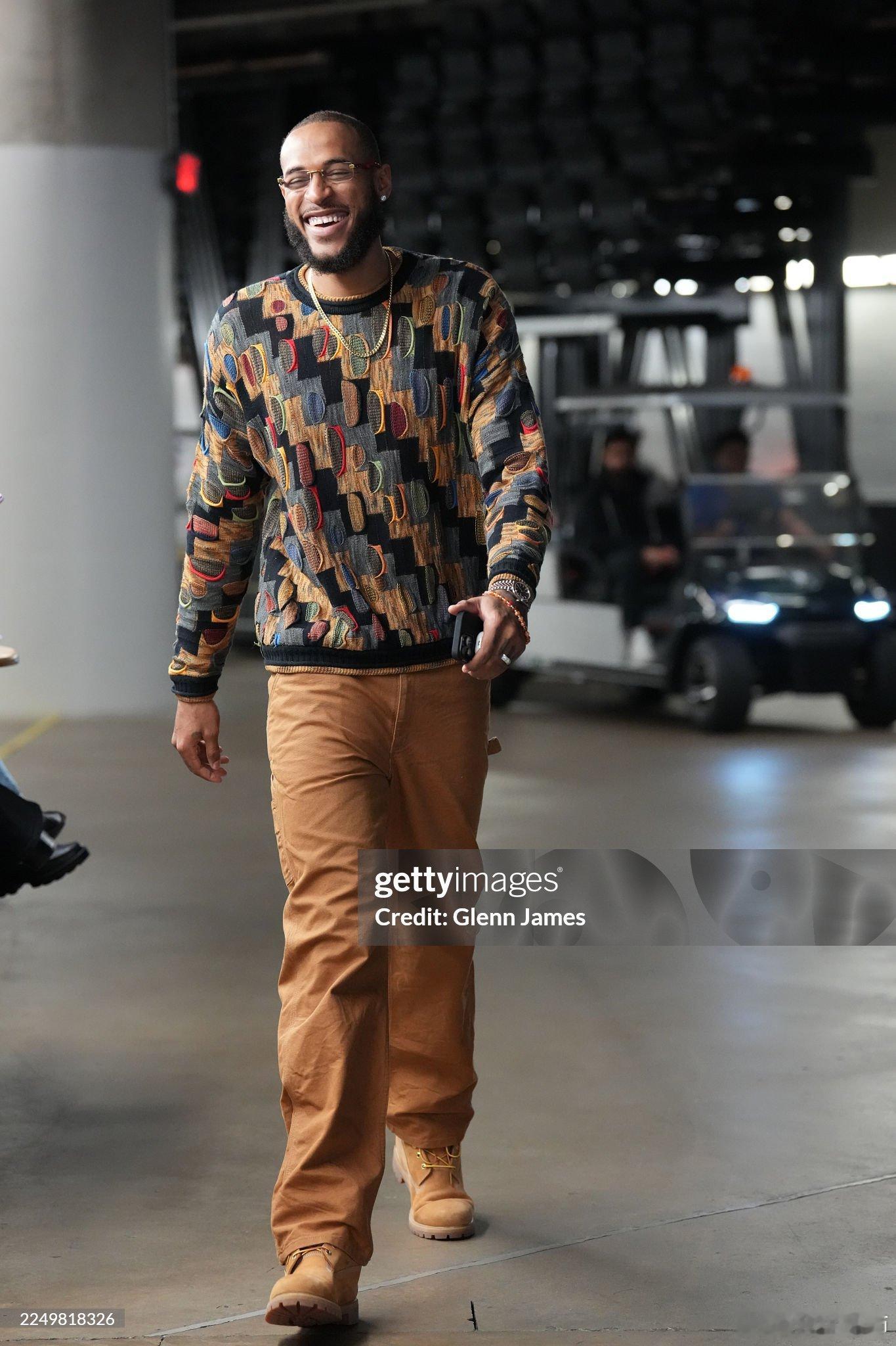 MFFL 伤病报告：常规赛第26场vs篮网。弗拉格（右手拇指扭伤）出战。加福德（