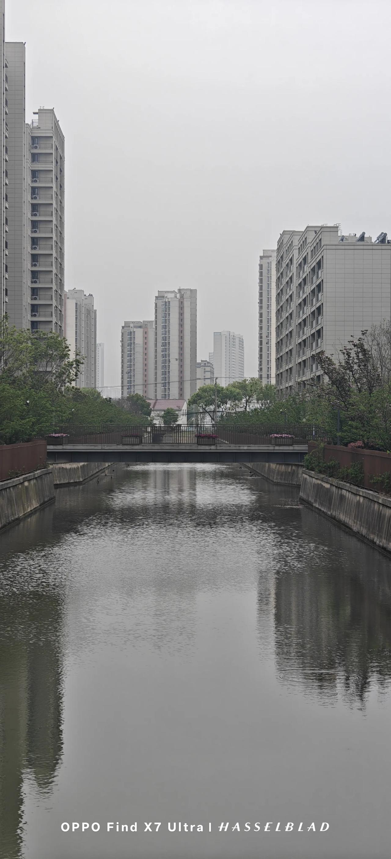 昨晚，我妈要我睡在她家，我妈说：妹妹啊，你陪陪我。

我说：行。

我妈其实吓着