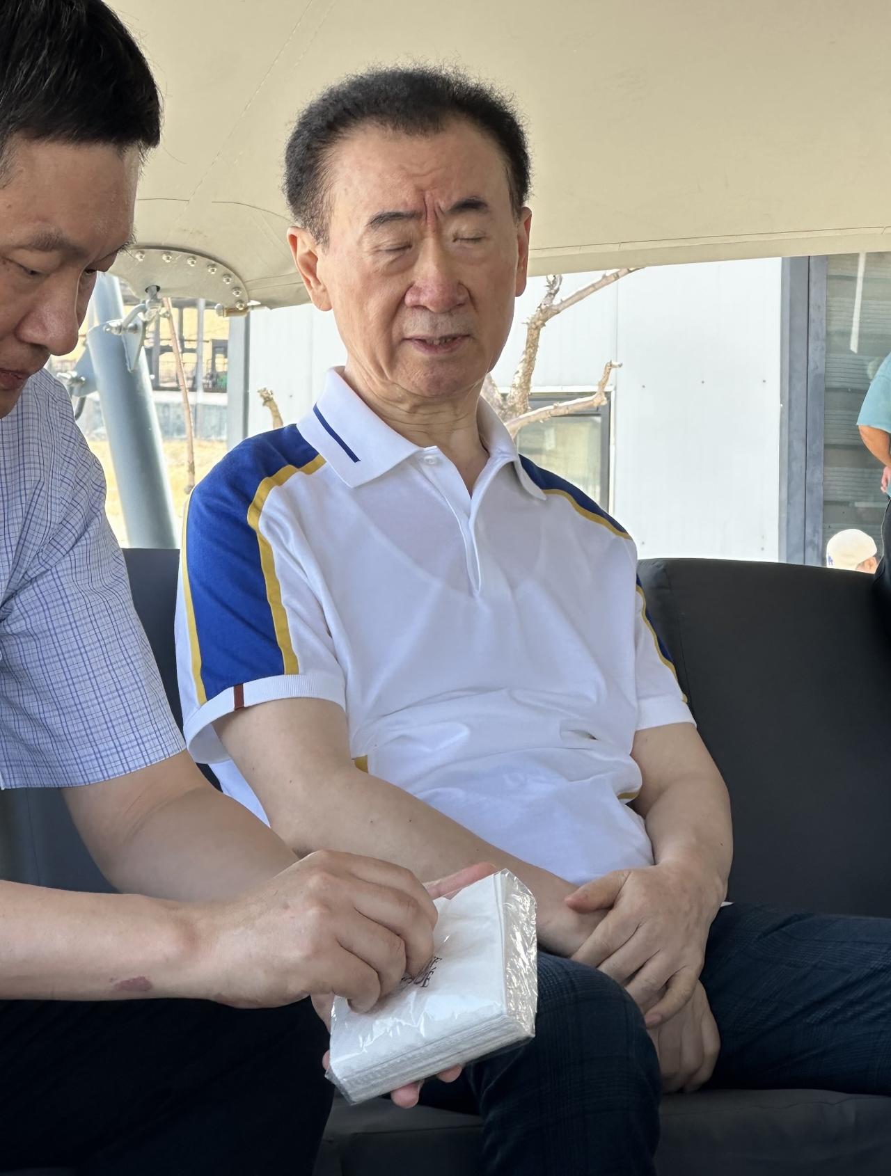 8月21日，有位网友来大美新疆度假偶遇王健林，71岁的他，在克拉玛依这边有两天了