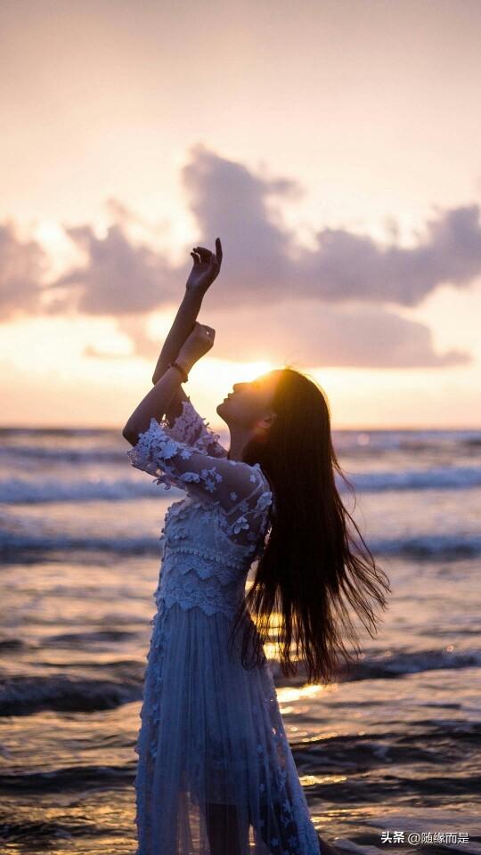 海边夕阳下，女孩享受着微风。
分享几张女孩在阳光下的美照。