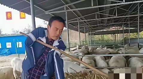 上门女婿刘斌意外失去双臂，丢掉工作的他被妻子一家扫地出门。带着年幼儿子的刘斌回到