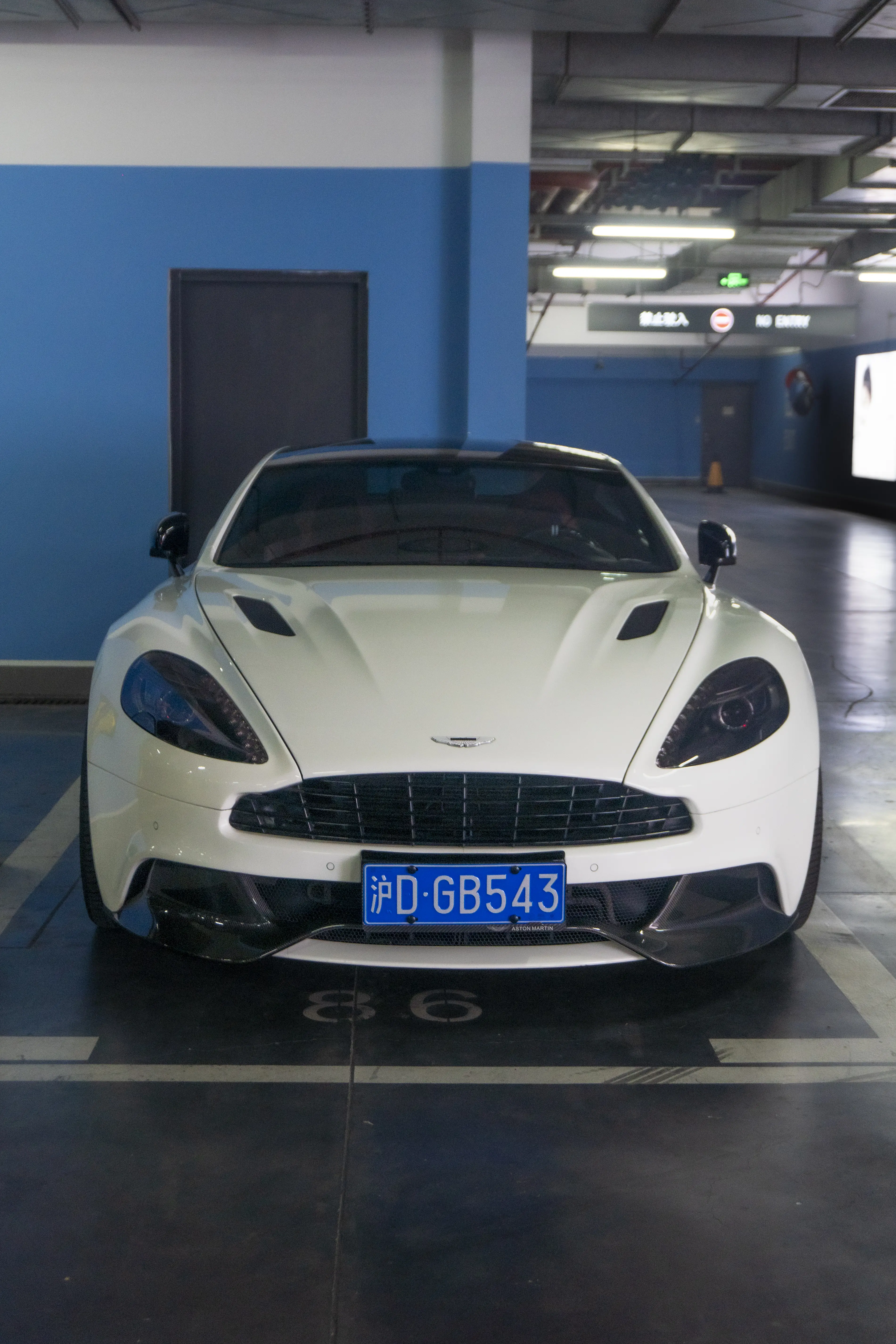 ASTON MARTIN Vanquish