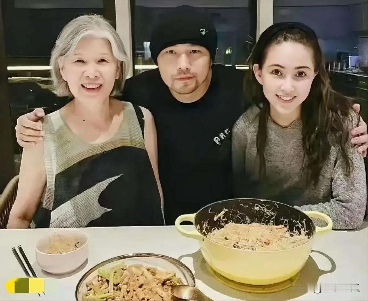 歌星周杰伦。和妻子昆凌与妈妈共同用餐的照片。妈妈虽然满头白发但笑容温慈祥，容颜美