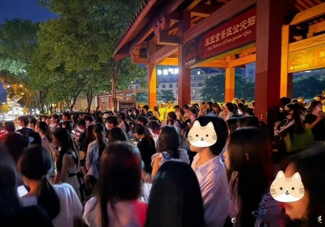 鞠婧祎张云龙新剧开机鞠婧祎张云龙新剧开机鞠婧祎来战开机应援排面 ​​​