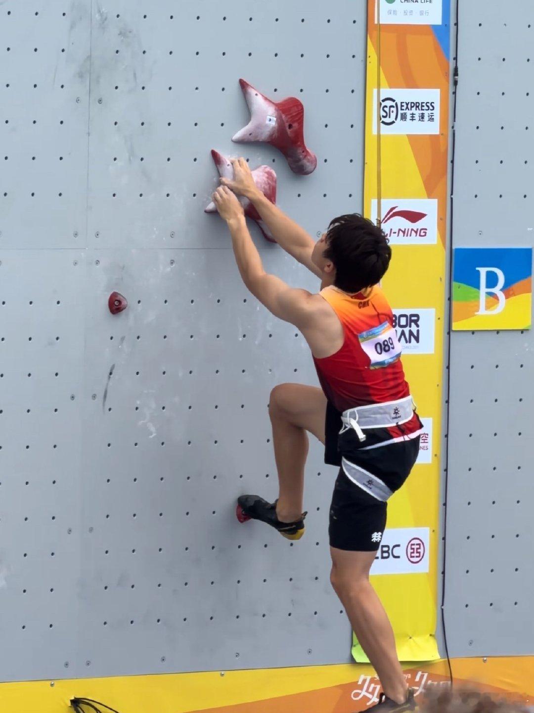 赵一程打破男子速度攀岩世界纪录好淡定，多半训练中经常爬出这个成绩，甚至更好 