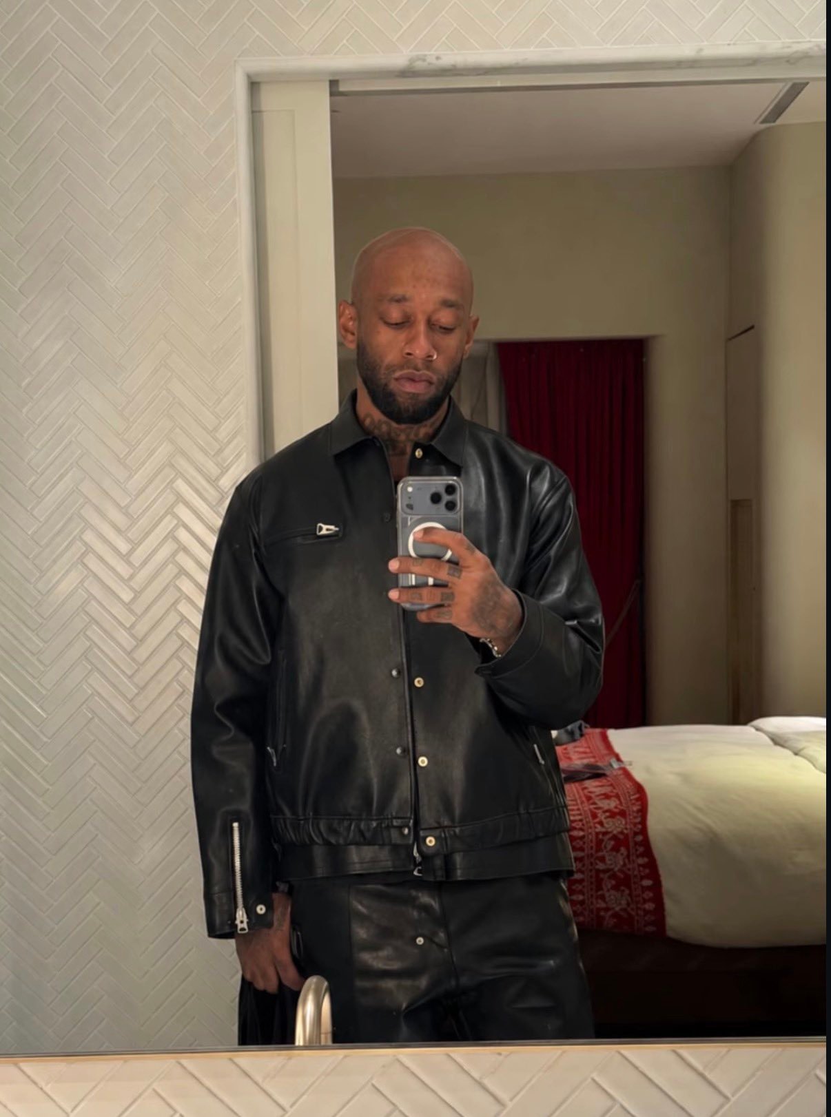 Ty Dolla $ign 全新光头造型 🤳小步小步，播放歌曲"bald n*