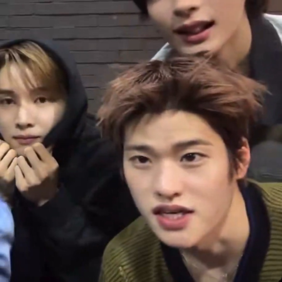 凑到镜头前准备关直播的这几秒就是硬帅  