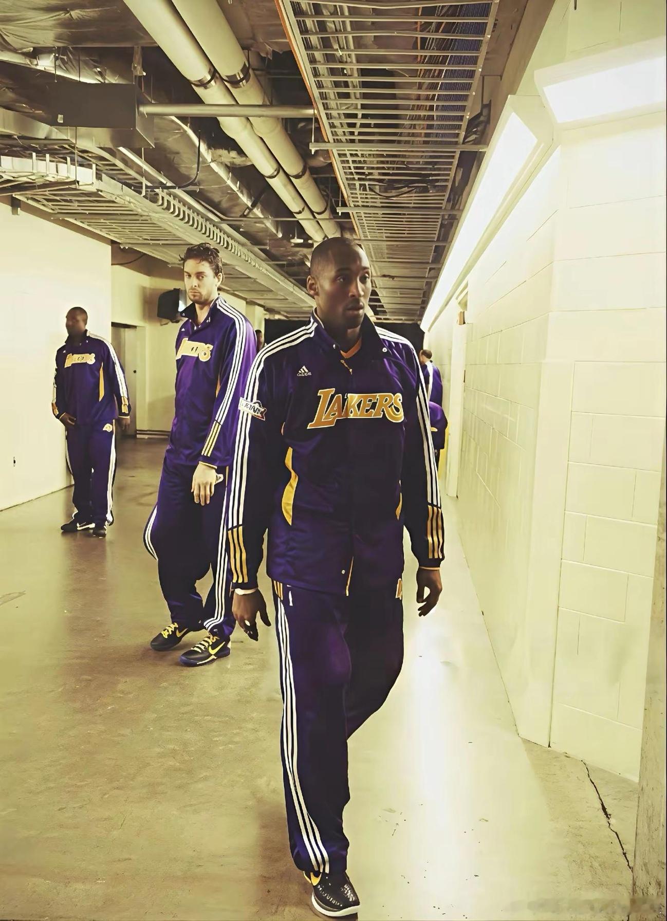 人生就像登山，只有坚持到顶峰，才能看到最美的风景！晚安～科比KobeBryant