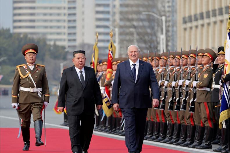 朝鲜这几天接待了一个强大的新朋友，金正恩喜上眉梢，自己又来一大助力！
 
应朝鲜