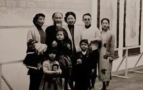 东京上野，一个21岁日本女孩为54岁的中国画家洗澡换衣、铺床叠被，十年后，她写了