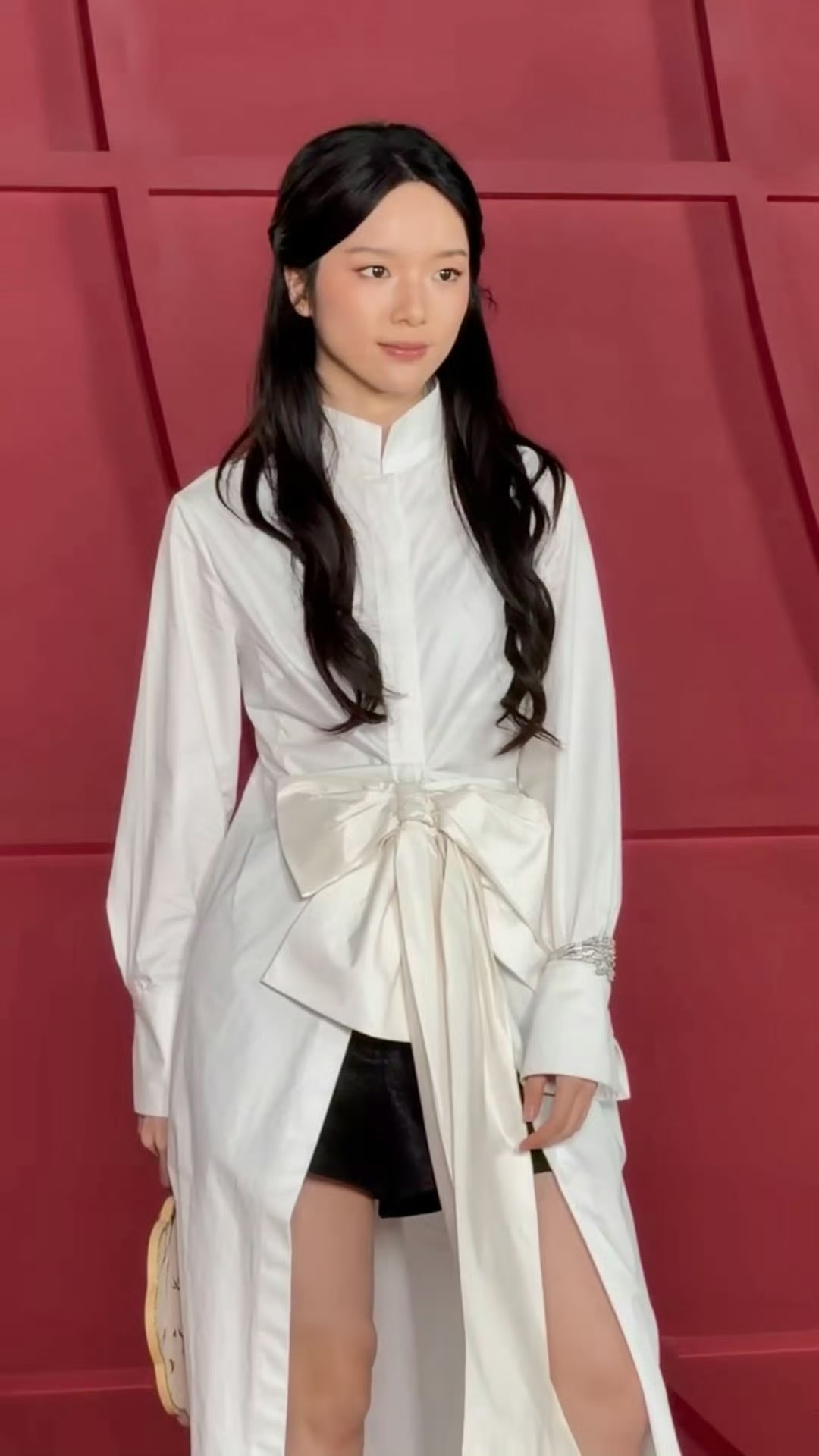 李思潼拖尾蝴蝶结衬衫造型，思潼的红毯就这个自信美丽呀[爱慕] ​​​