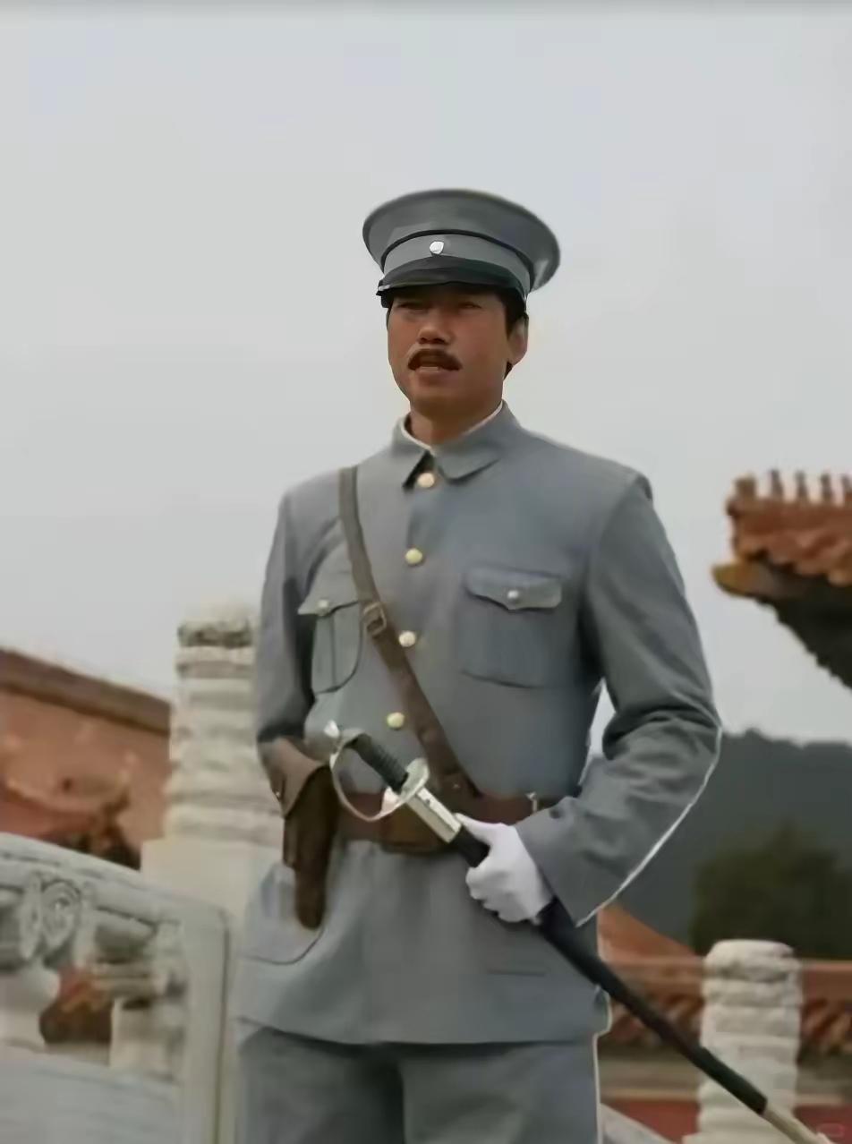 男儿有担当，
入伍着戎装。
打击侵略者，
卫国保海疆。