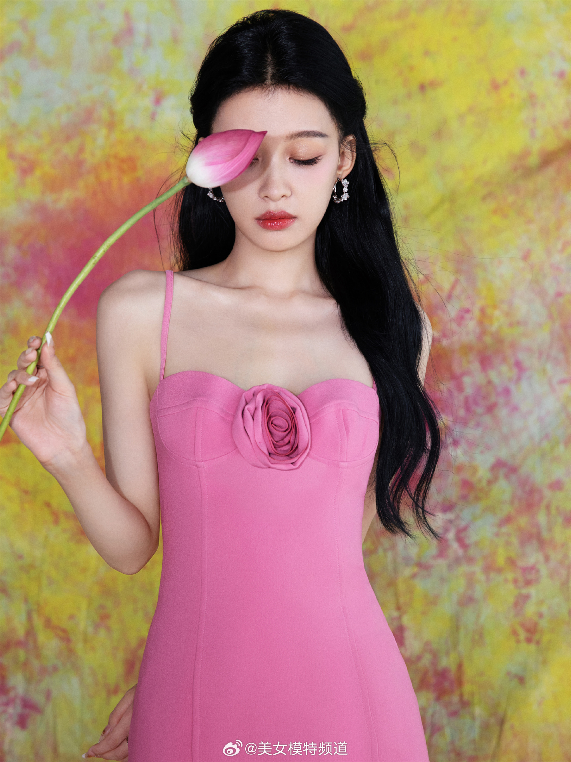 孙怡荷花写真大片粉色吊带裙 