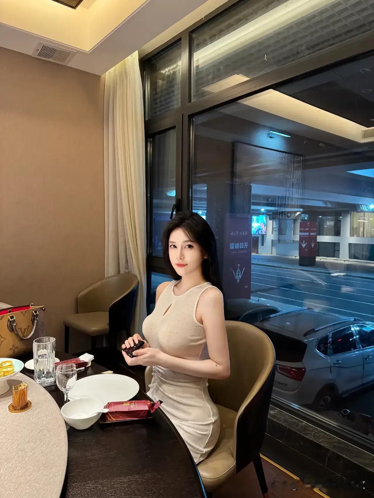 餐厅的宁静时光！纯天然美女长啥样子 如何才能展现自己的优雅和魅力呢? 气质与穿衣