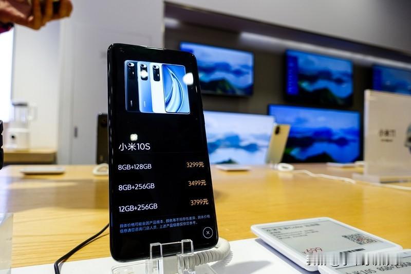 小米17系列起售价4499元 
小米17系列登场：4499元起，性能续航达双巅峰