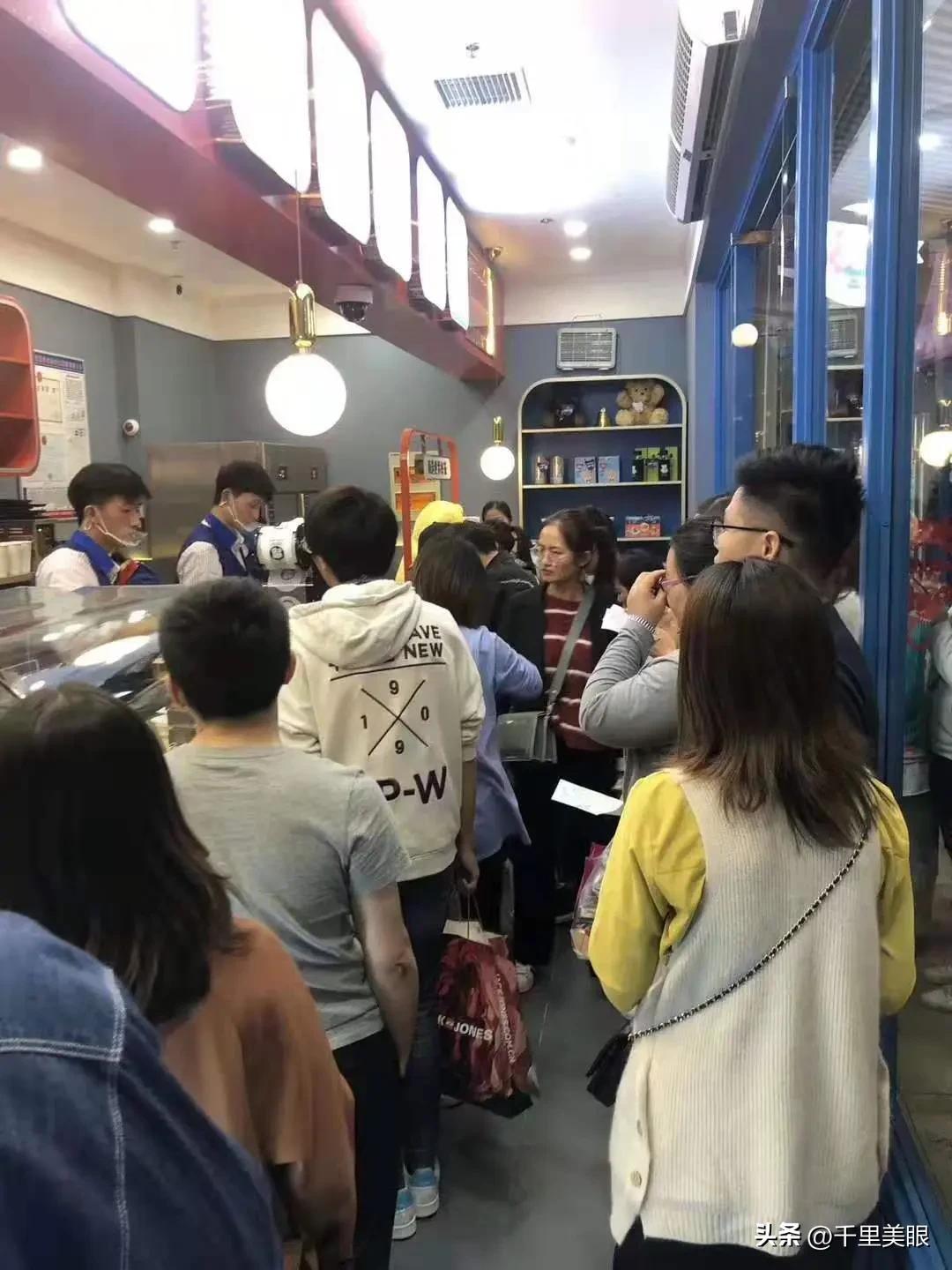 我们小区楼下有一家奶茶店，天天爆满，年轻人人来人往，每次路过都不少于一百人，真让