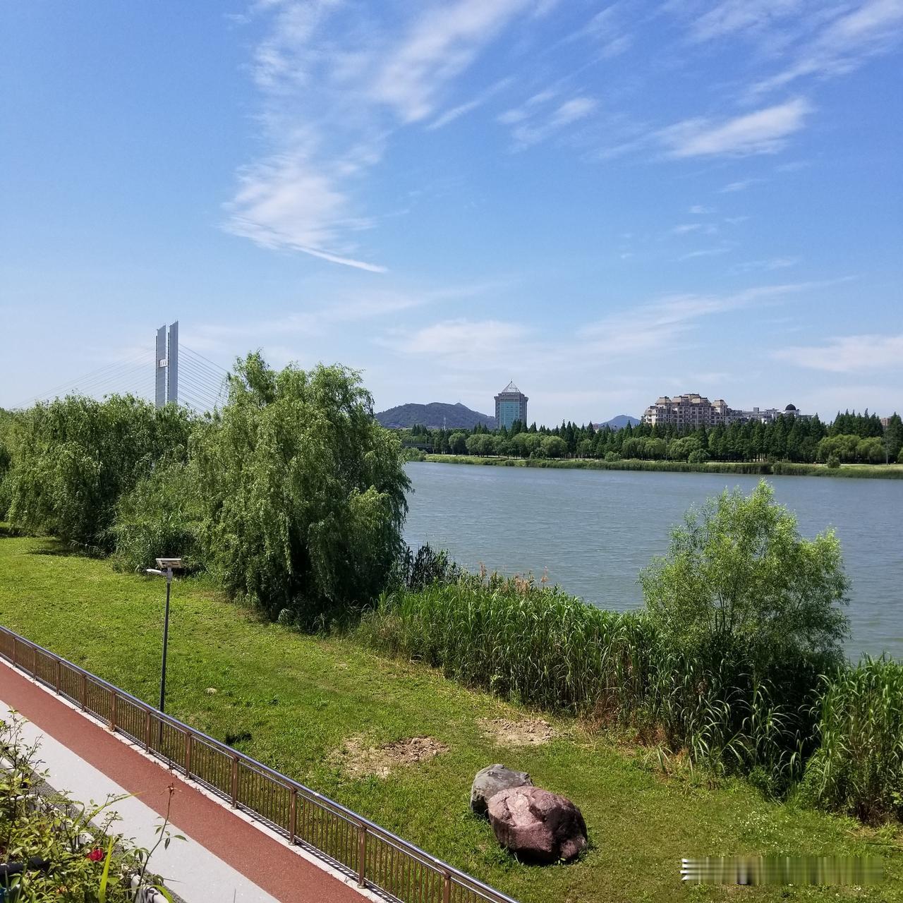 上联：青云碧水似仙境，
下联：暮雨柴门倚美人。

天气：晴
气候：20°c
地点