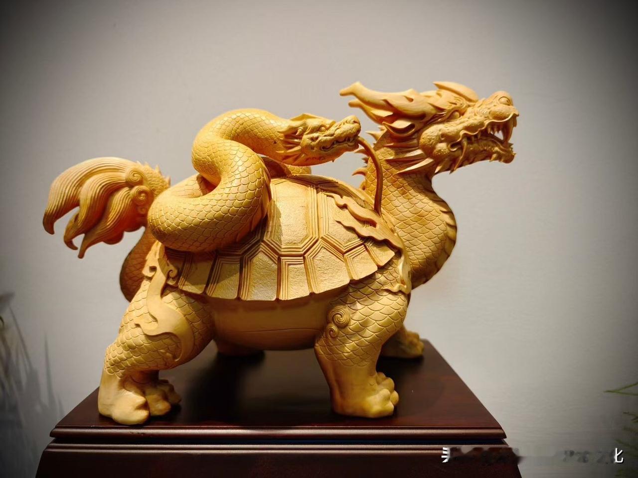 玄武题材，看得多了才知道，难的不只是雕工，而是“气”。

这件小叶黄杨《玄武》，