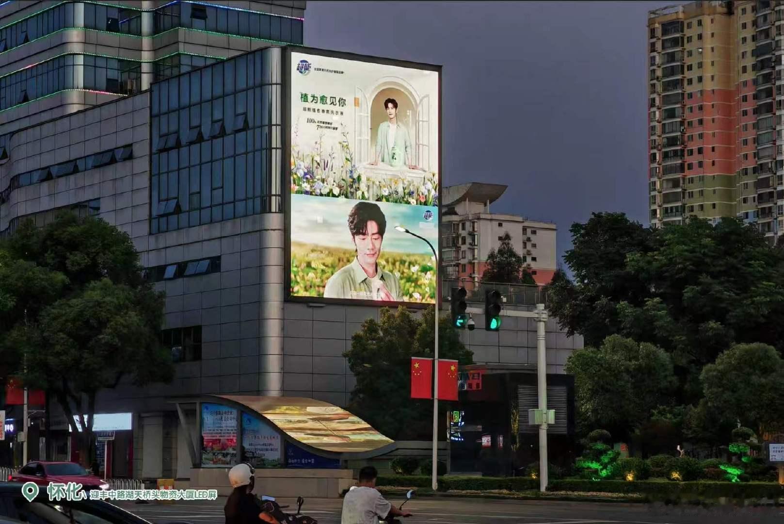 在20城遇见肖战 品牌这波属实太宠了！！跨越二十座城市，大屏、电梯、高铁站、杭州