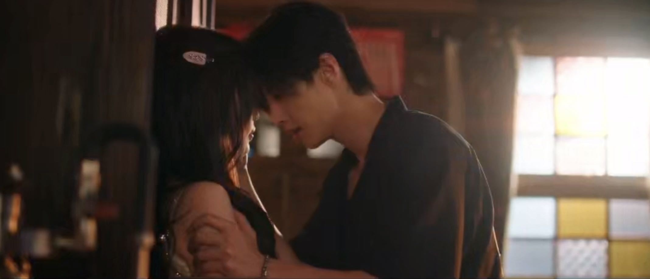 内娱居然拍出了这样的克制吻内娱吻戏终于支棱起来了！靳朝抱着姜暮喘气说还不到时候，