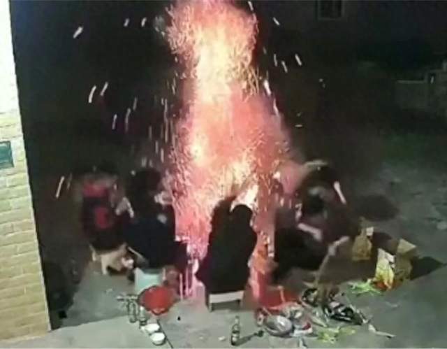 水泥地上生炭烧烤，地面突然爆炸，火星溅起2米高