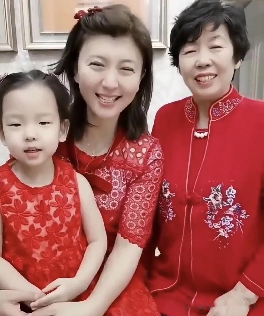 闫学晶祖孙三代曾穿红拜年，这画面比春晚还暖
 
闫学晶晒出和妈妈、女儿的合照，三