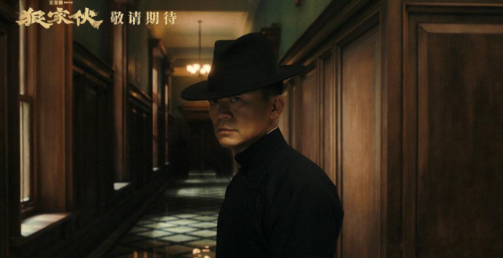王宝强狠家伙首支预告电影狠家伙放出首支预告，王宝强演唐人街黑帮大佬，黑袍出镜气场