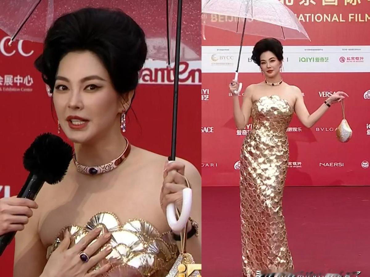 张雨绮红毯换衣像开了盲盒，金裙子闪到爆，头发却像被胶水粘住了。
那件Zuhair