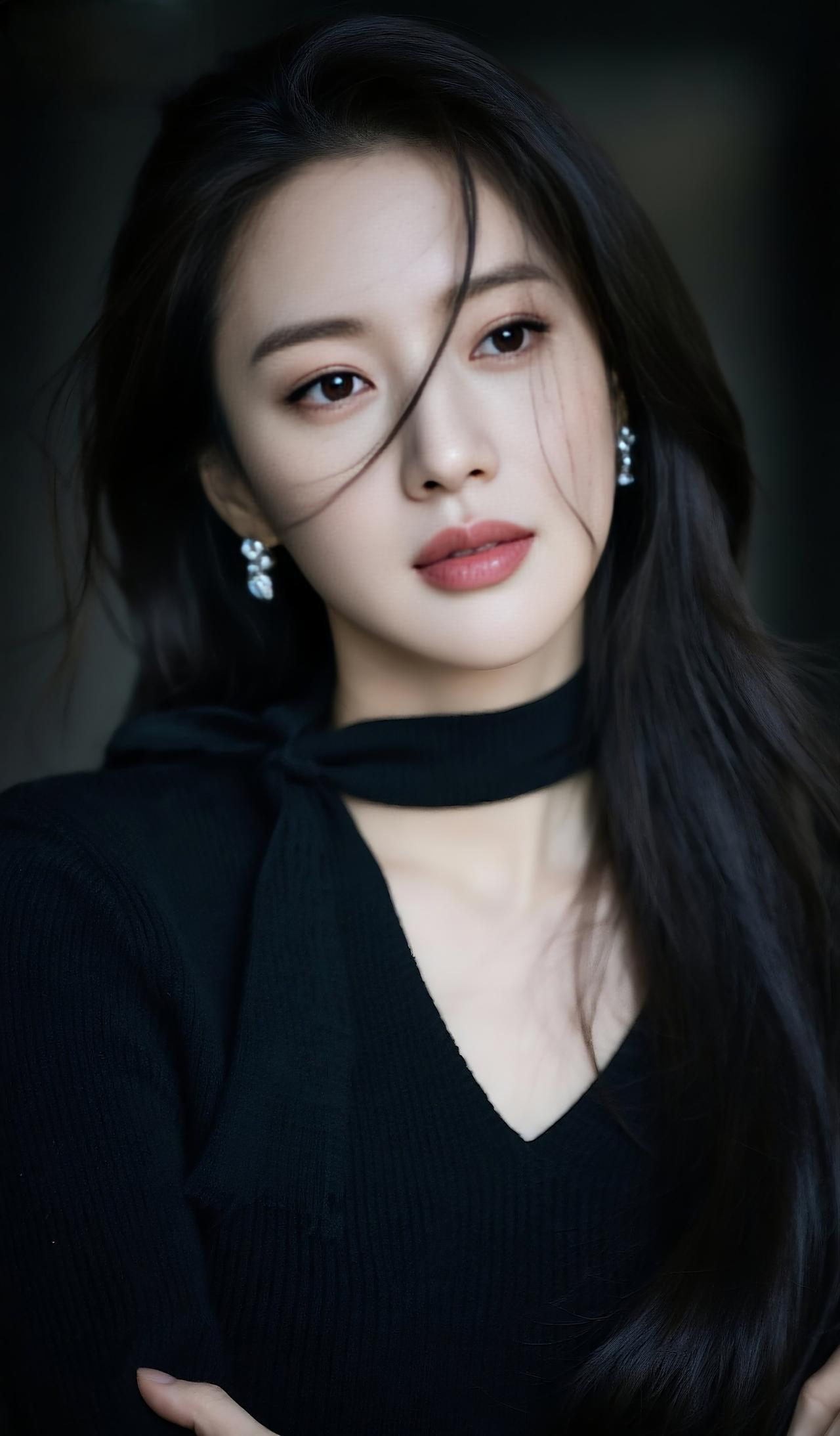 发丝轻垂，拂过眉眼间的温柔，勾勒出从容雅致的气质，时光在眉眼间沉淀，既有岁月打磨