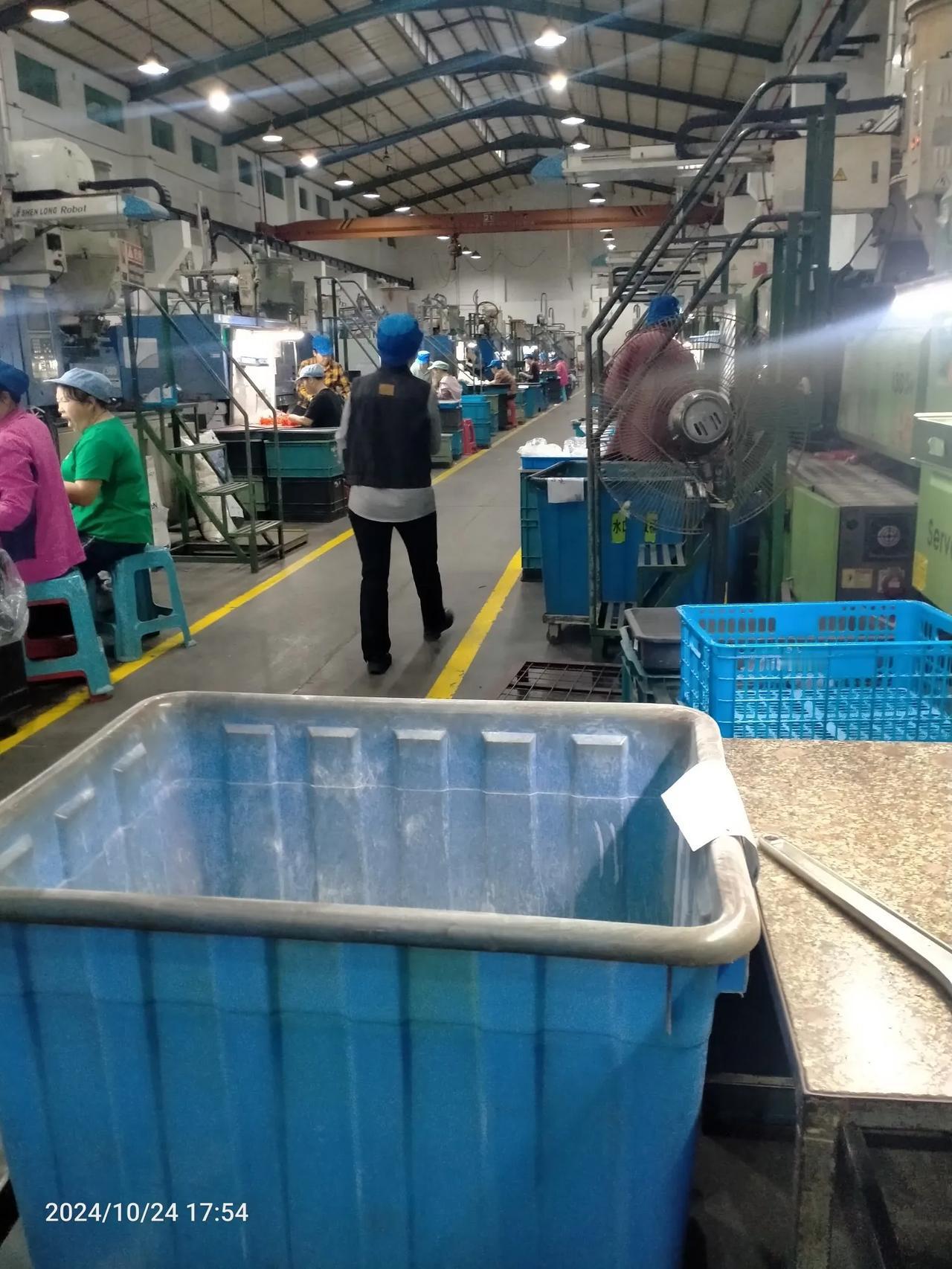 我们车间里有一个39岁的大龄光棍，他说自己没有房贷、没有车贷、更没有下一代，过着