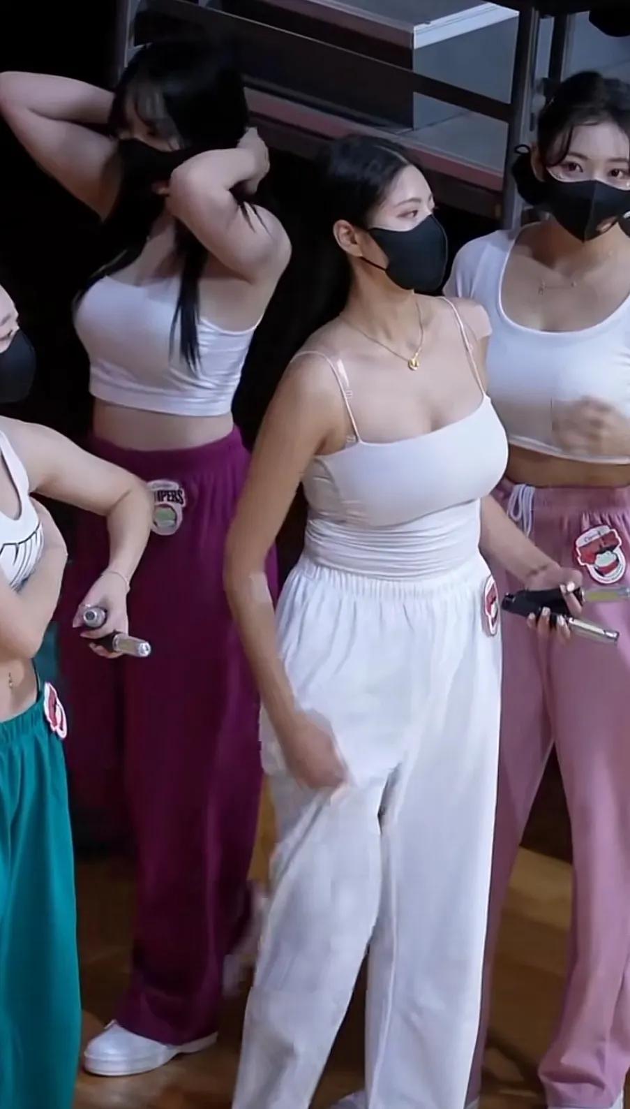 篮球啦啦队的女孩总是有着一股特别的青春阳光气质，当她们在球场上跳着绚丽多彩的舞姿