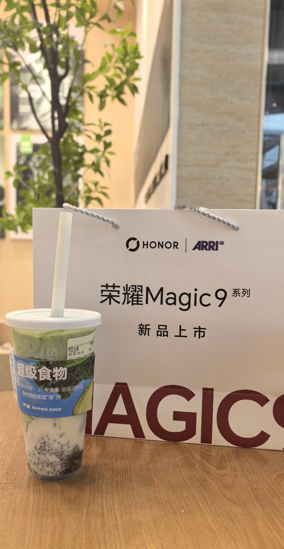 预定了荣耀magic9新手机，小哥哥还送了我一盒月饼[笑哭][笑哭][笑哭]