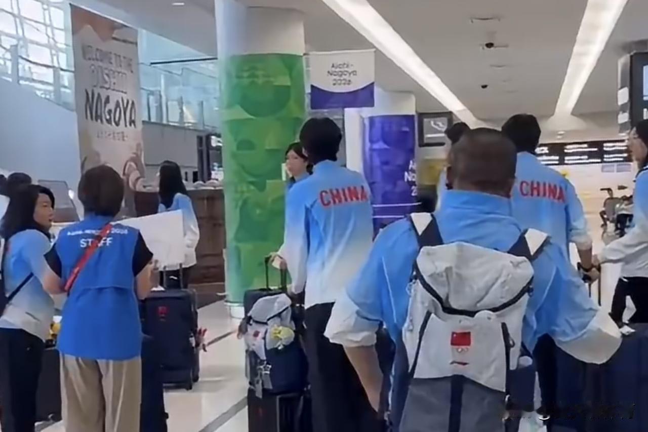 中国女排低调出征亚运会！上午从北京飞往✈️日本福冈，今日晚间，已经抵达了日本福冈