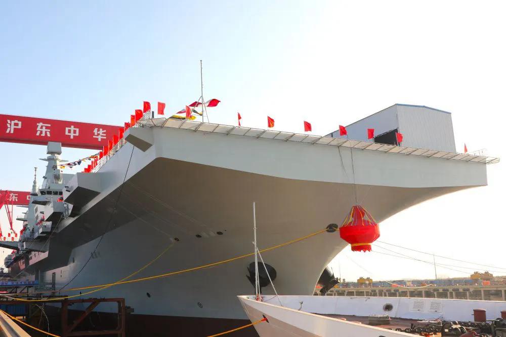 【美西方要习惯中国的和平崛起】
12月27日，中国海军076两栖攻击舰首舰在上海