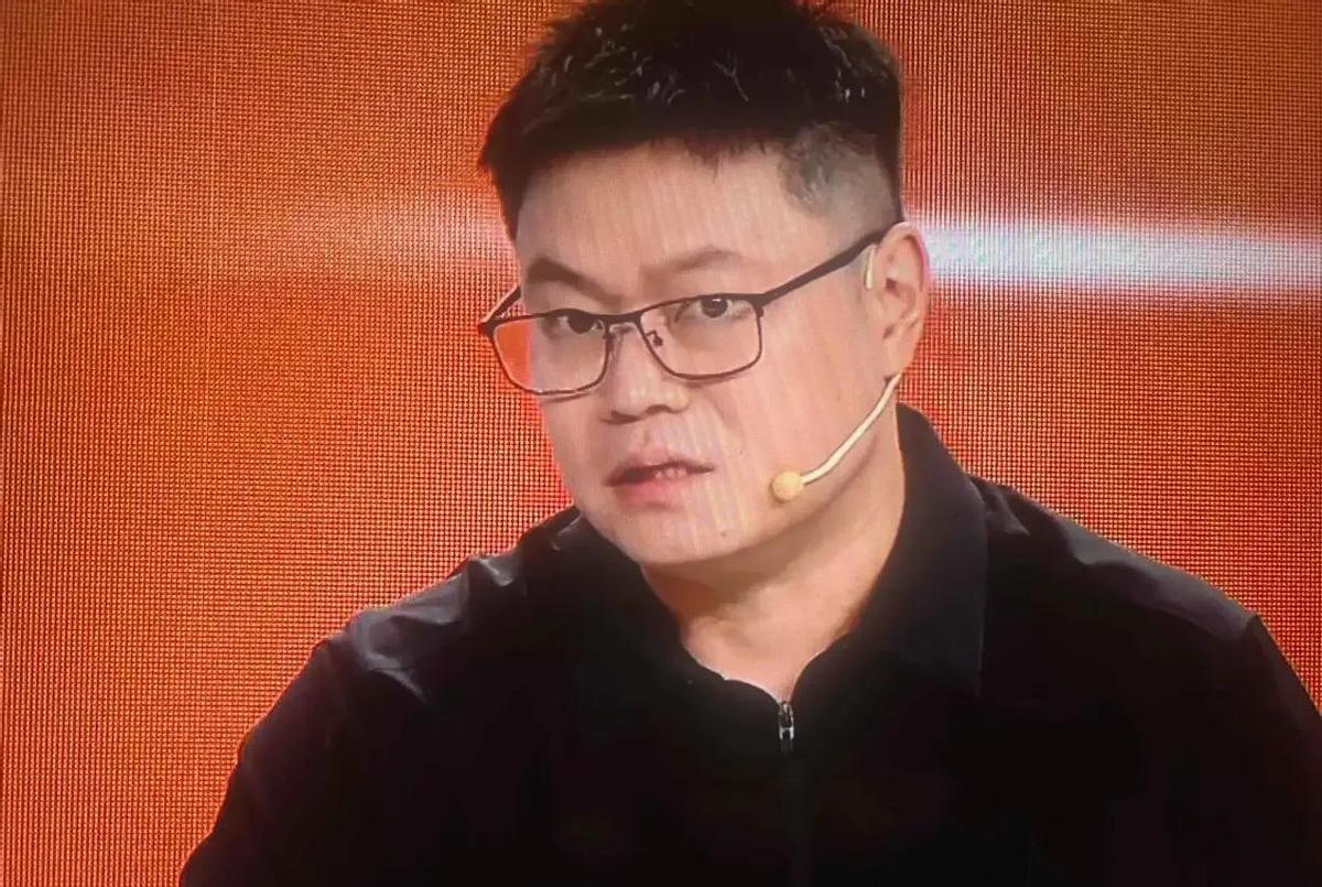 9-9，球刚抛起，闪光灯亮了。
裁判立马喊停，没等死球。
陈垣宇愣了三秒，再发球