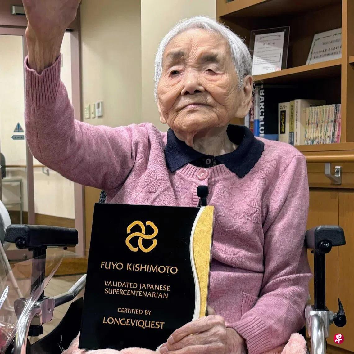 ·日本在敬老节前夕公布,全国百岁老人首次突破10万大关，达10万7677人，比上