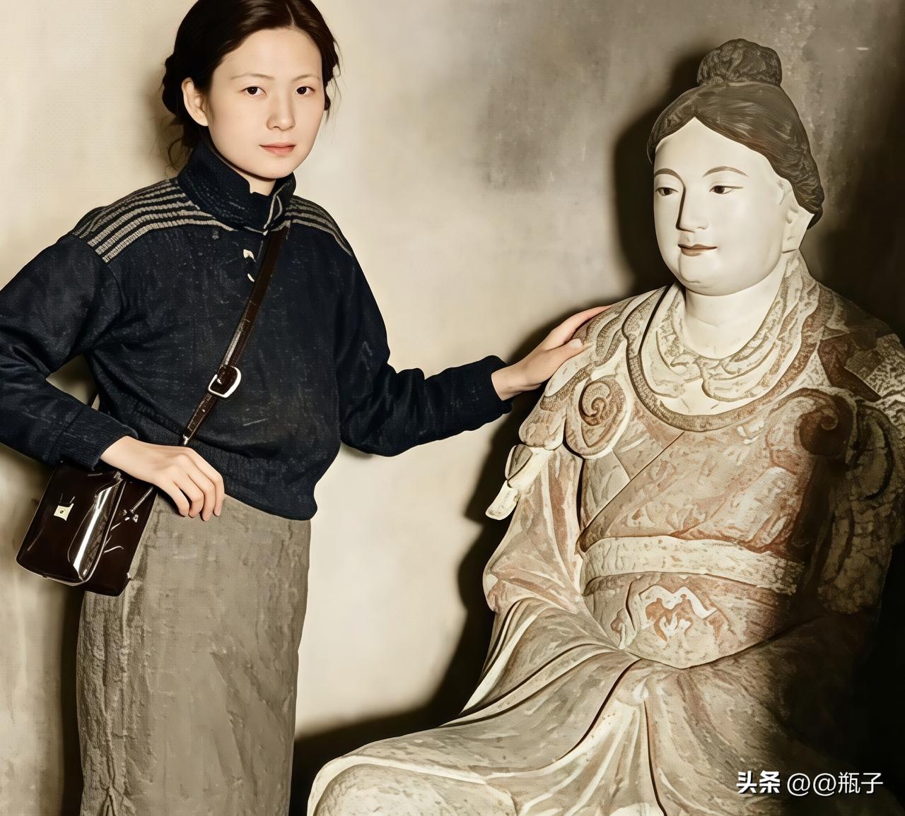 1937年，年仅33岁的林徽因在山西五台山佛光寺，与宁公遇塑像拍下合影，她的眼神