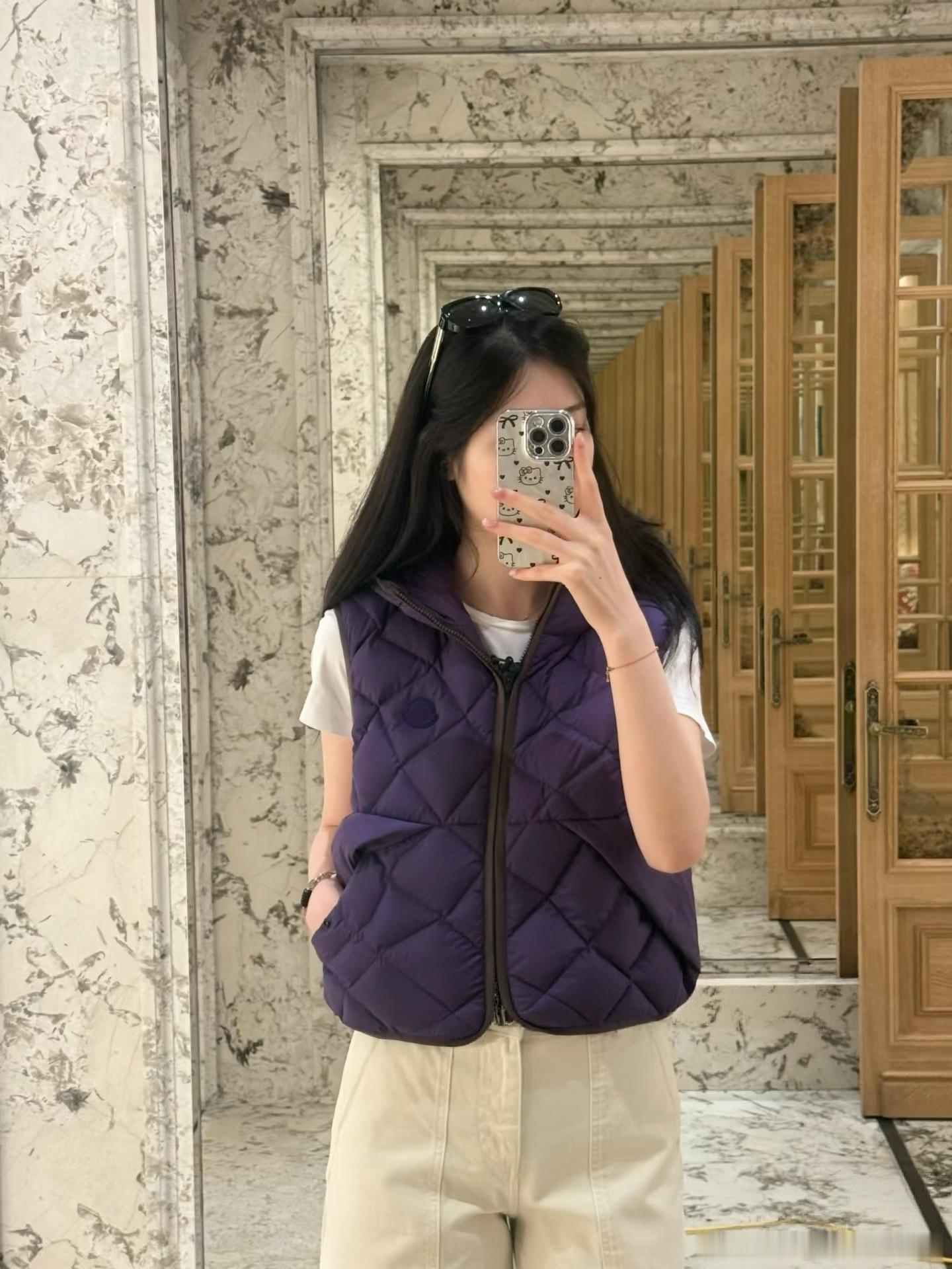 Monc***菱格羽绒马甲 整件衣服走的是轻盈保暖路线 秋冬叠穿的神器。连帽设计