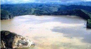 魔鬼湖之谜----俄罗斯的卡克伊奈达卡赫湖，被称为“魔鬼湖”，这里的水是黑色的。